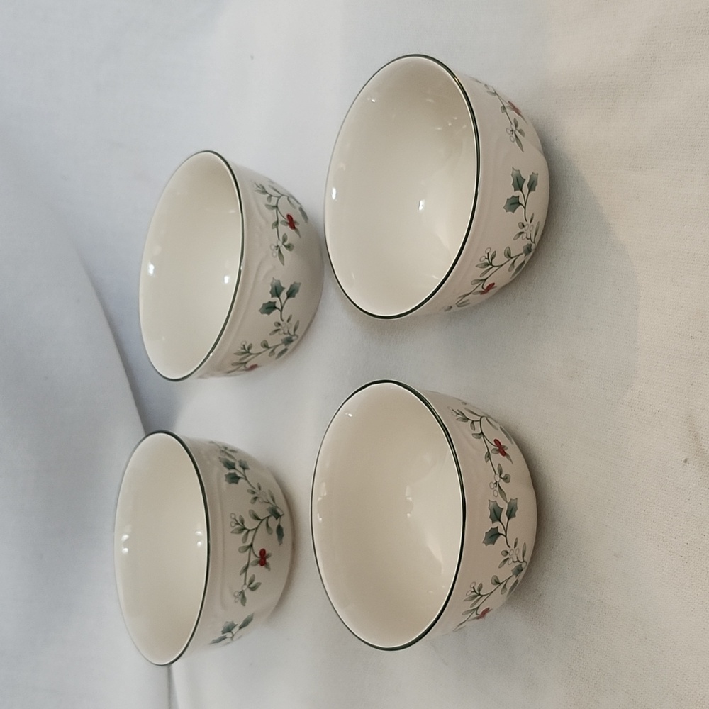 EUC Pfaltzgraff Winterberry set of four Soup/Cereal Bowls